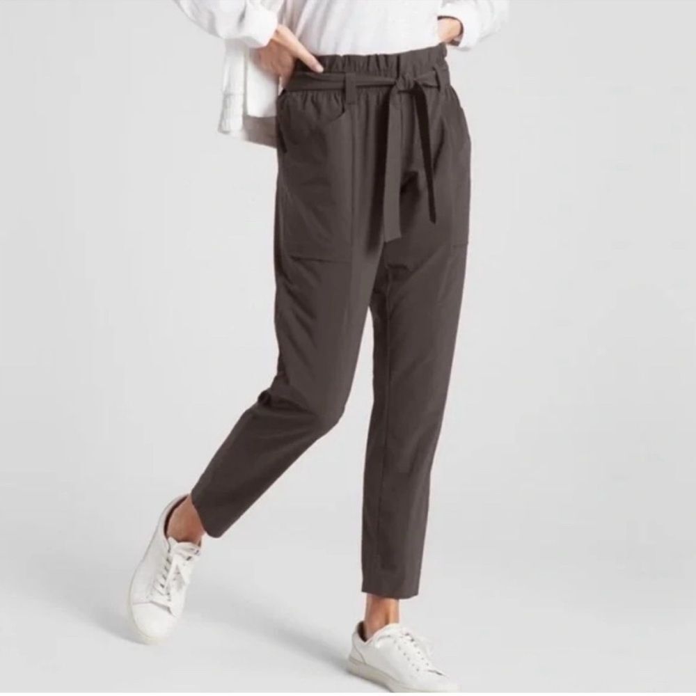 ATHLETA Skyline Belted Lightweight Pants in Gray Taupe Size 0